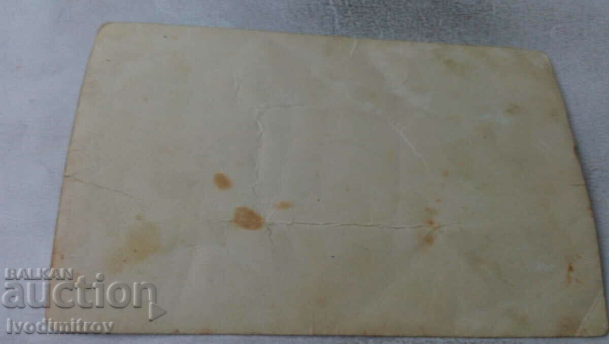 Φωτογραφία Δύο γυναίκες και ένα αγόρι μπροστά από έναν ανεμόμυλο με τιμή 1.65 BGN | € 0.84 Φωτογραφία Δύο γυναίκες και ένα αγόρι μπροστά από έναν ανεμόμυλο με τιμή 1.65 BGN | € 0.84