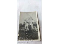 Снимка Две жени и момченце пред вятърна мелница