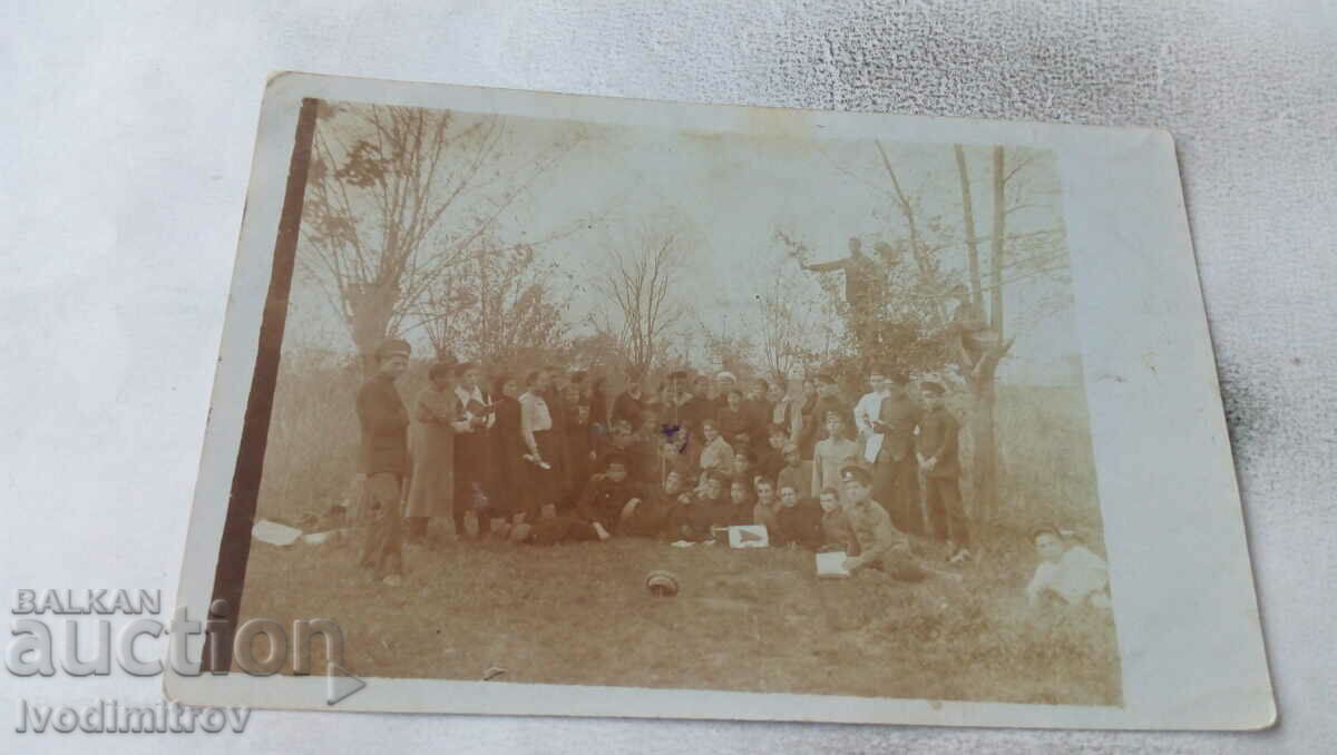 Photo Students from the junior high school on the meadow 1919
