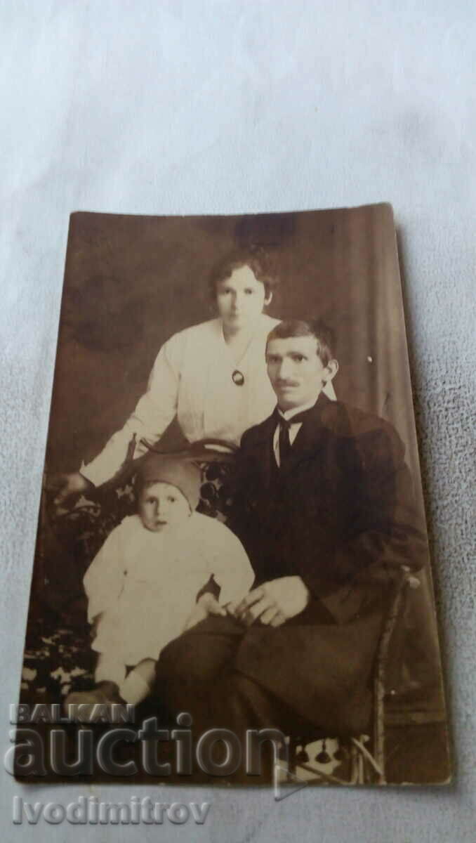 Снимка Съпрузи с малко момиченце 1918