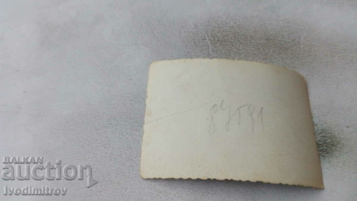 Φωτογραφία Σοφία Δύο νεαροί άνδρες και ένα κορίτσι σε μια βόλτα με τιμή 2.65 BGN | € 1.35 Φωτογραφία Σοφία Δύο νεαροί άνδρες και ένα κορίτσι σε μια βόλτα με τιμή 2.65 BGN | € 1.35