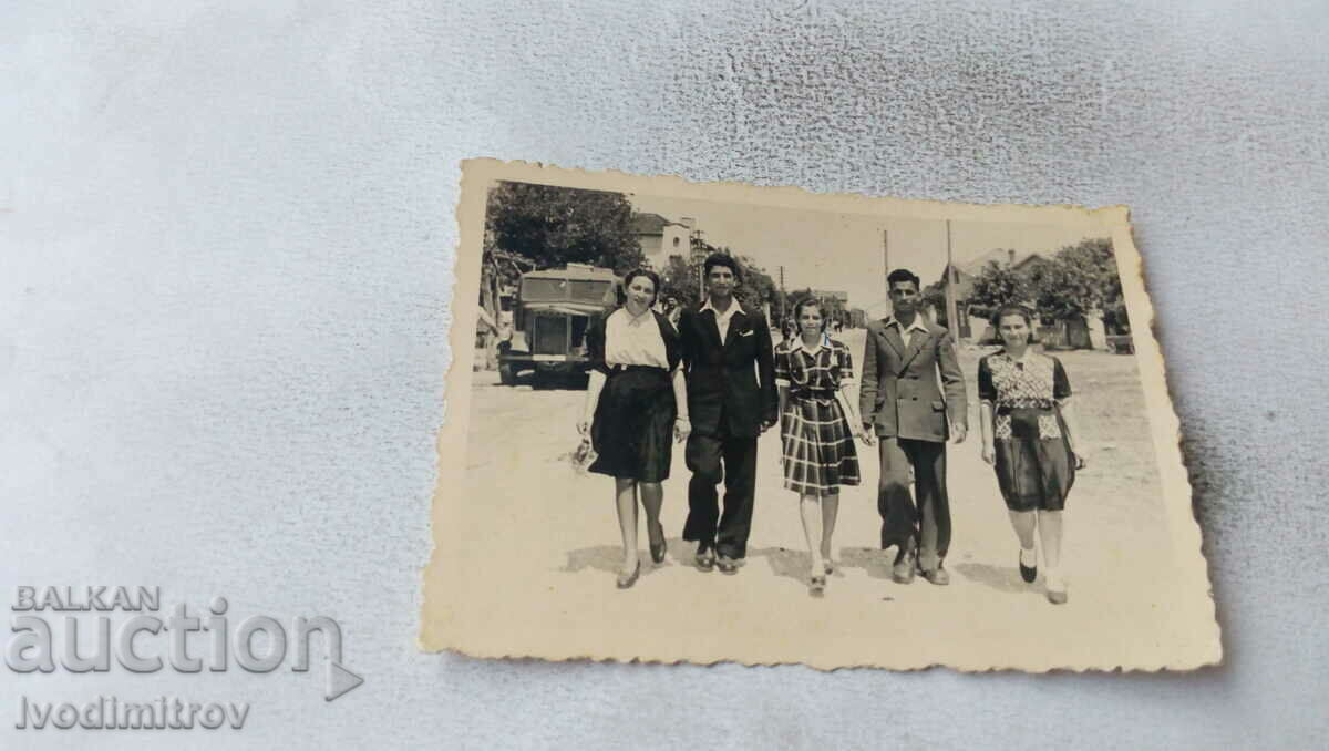 Fotografie Băieți și fete la plimbare 1944