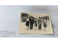 Φωτογραφία Αγόρια και κορίτσια σε μια βόλτα 1944