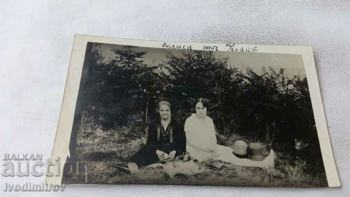Fotografie Bankya Două femei stând pe iarbă
