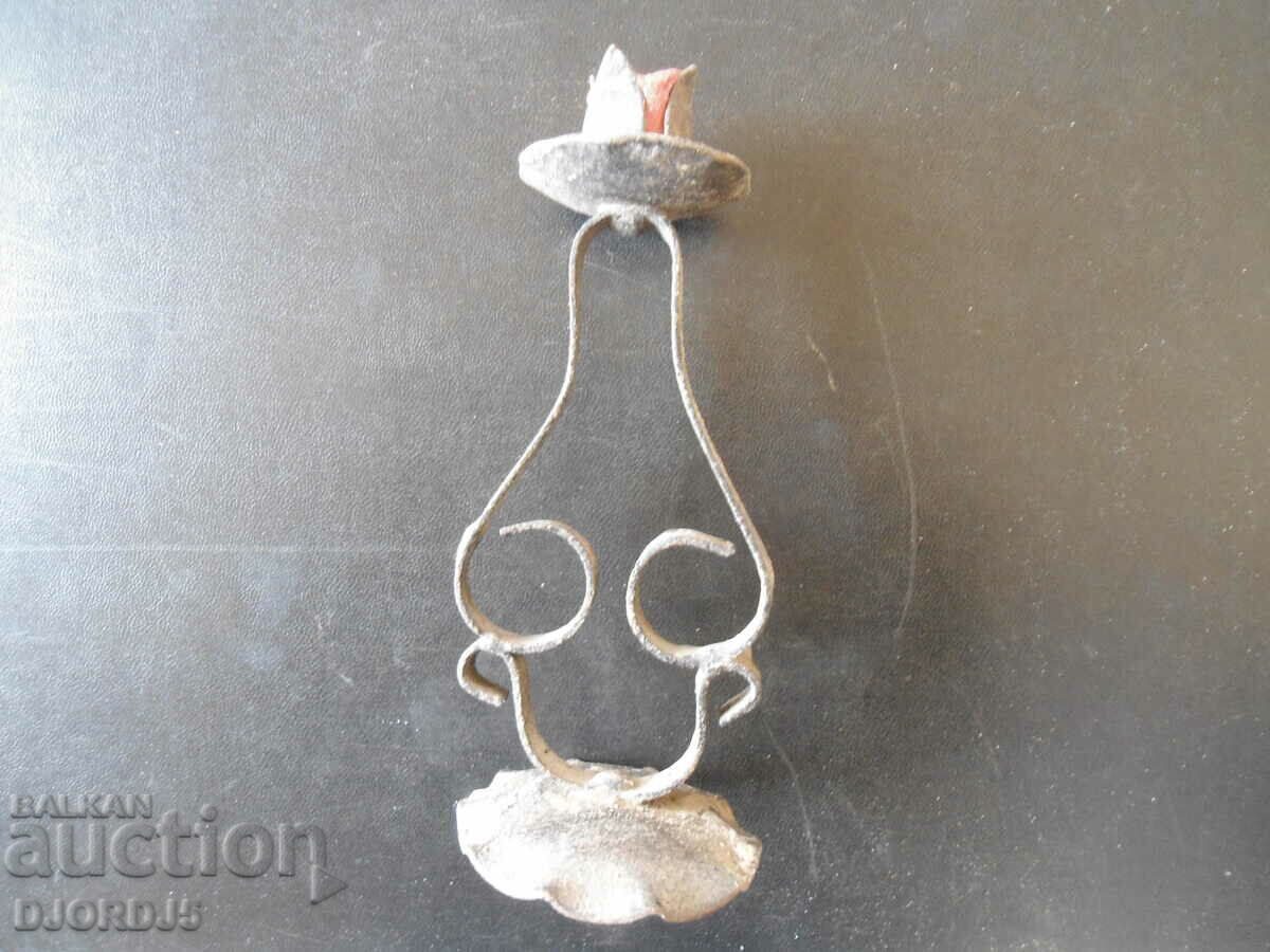 Vechi forjate sfeșnic cu preț 3.00 BGN | € 1.53 Vechi forjate sfeșnic cu preț 3.00 BGN | € 1.53