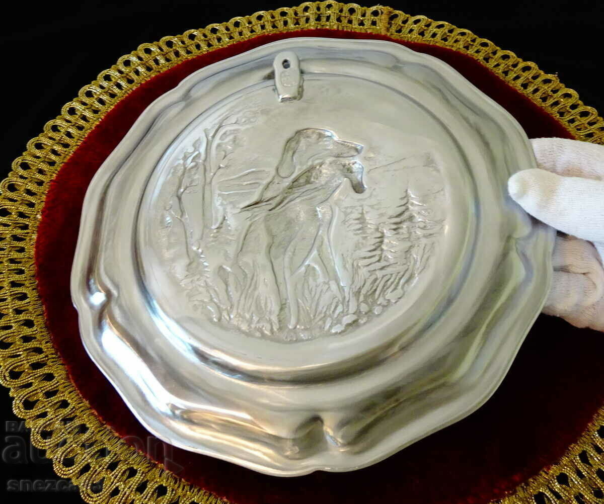 Δημοπρασία Πάνελ, τσίγκινη πλάκα τοίχου με ανάγλυφη εικόνα κυνηγιού. Δημοπρασία Πάνελ, τσίγκινη πλάκα τοίχου με ανάγλυφη εικόνα κυνηγιού.