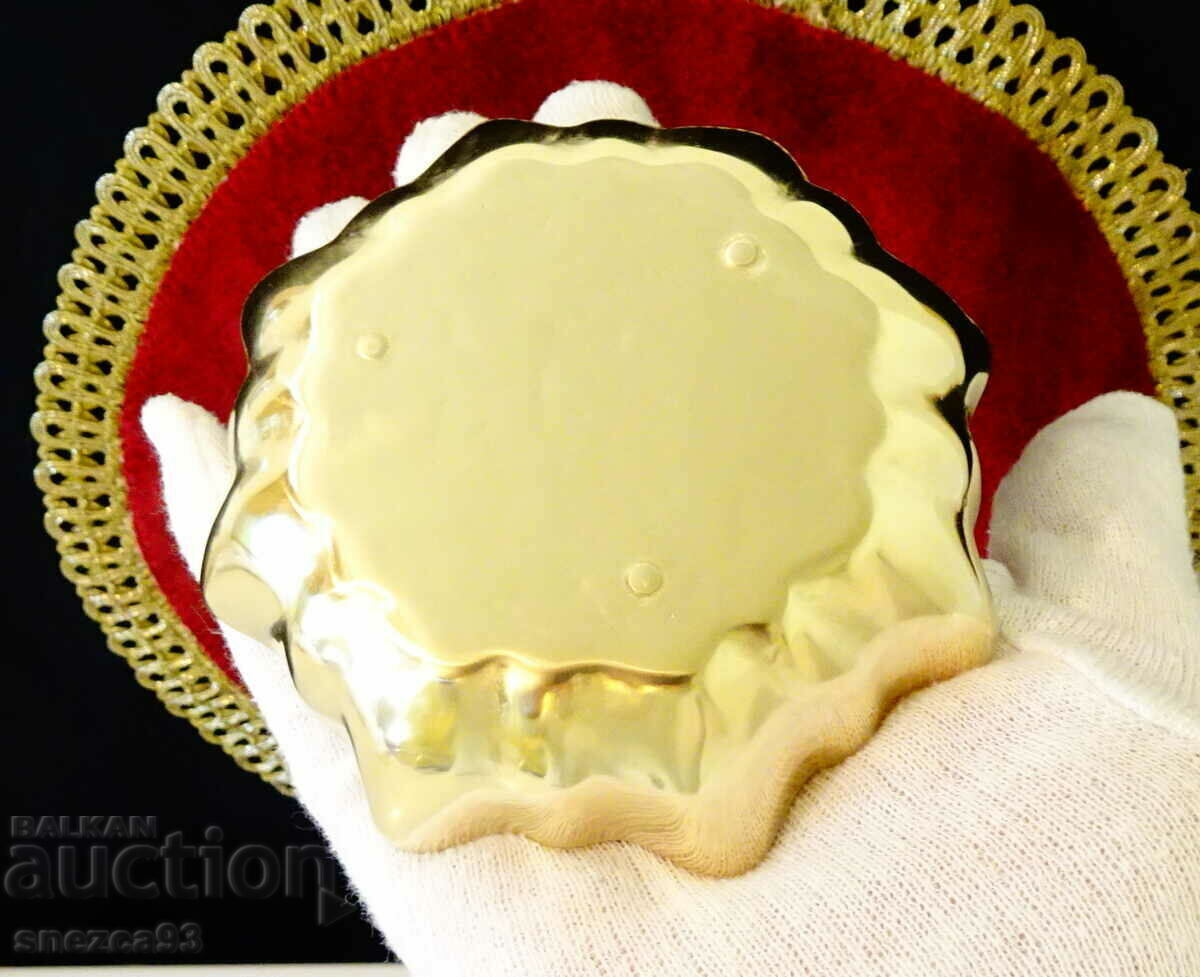 Delivery of Bronze star bowl. Delivery of Bronze star bowl.