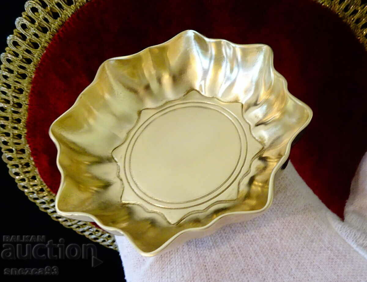 Bronze star bowl. - 6 Bronze star bowl. - 6