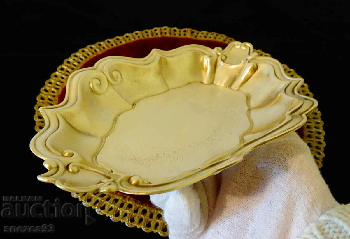 Delivery of Bronze fruit bowl, baroque. Delivery of Bronze fruit bowl, baroque.