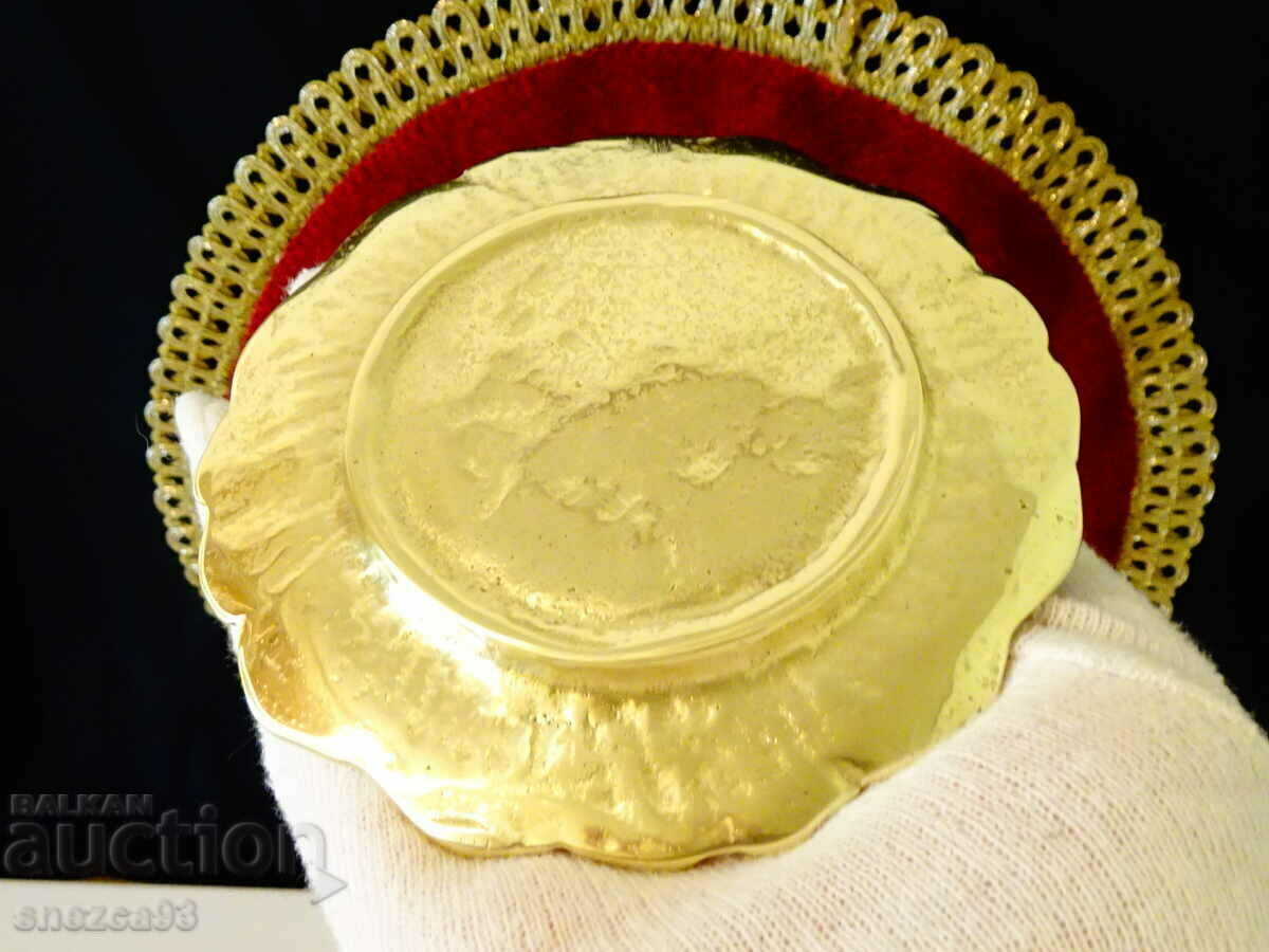 Auction Bronze plate, vine, grapes, 210 gr. Auction Bronze plate, vine, grapes, 210 gr.