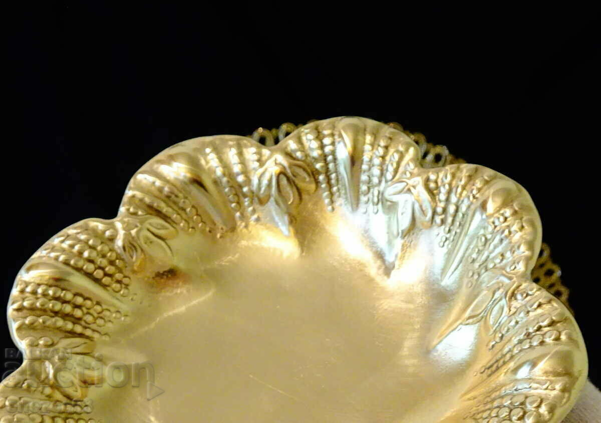 Auction Bronze bonbonniere, bowl, flower, relief. Auction Bronze bonbonniere, bowl, flower, relief.