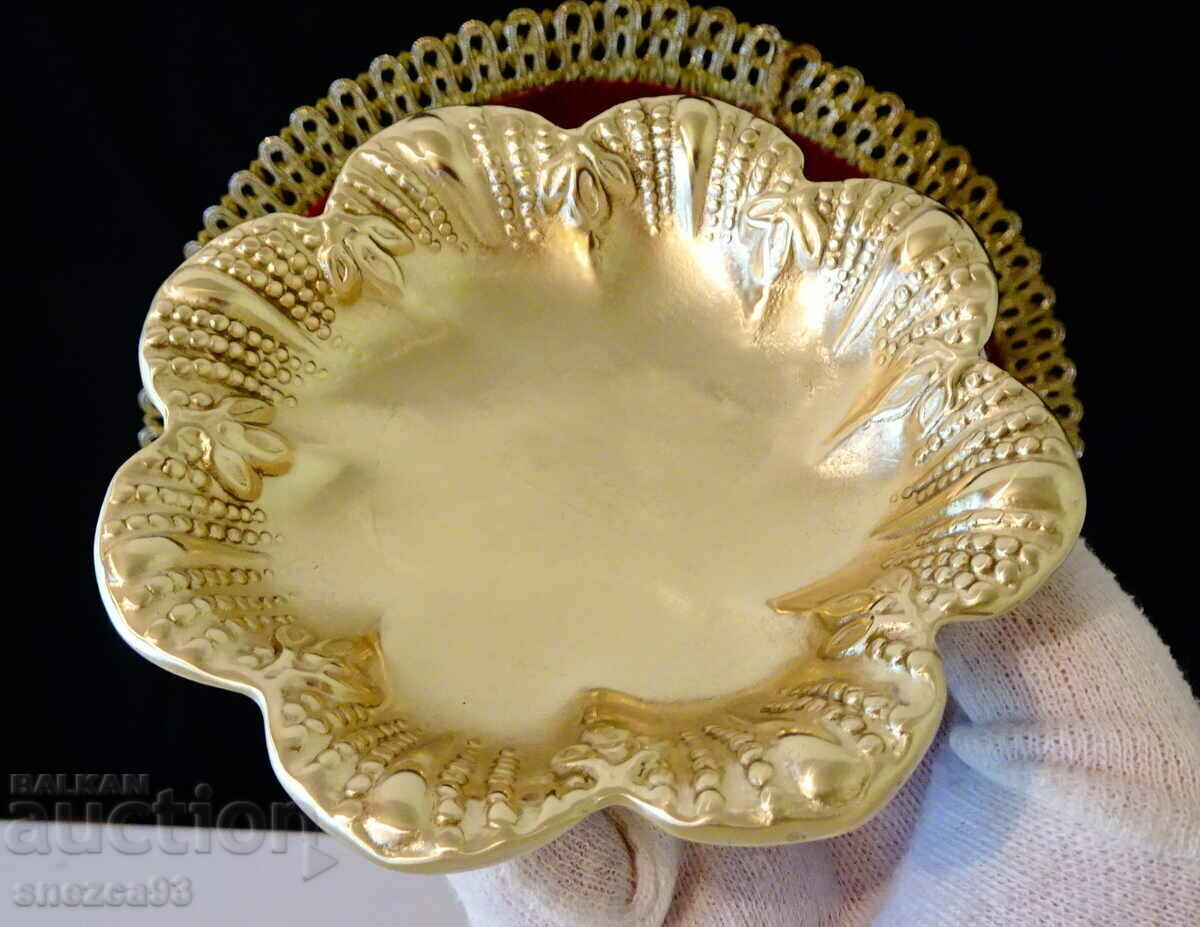 Delivery of Bronze bonbonniere, bowl, flower, relief. Delivery of Bronze bonbonniere, bowl, flower, relief.