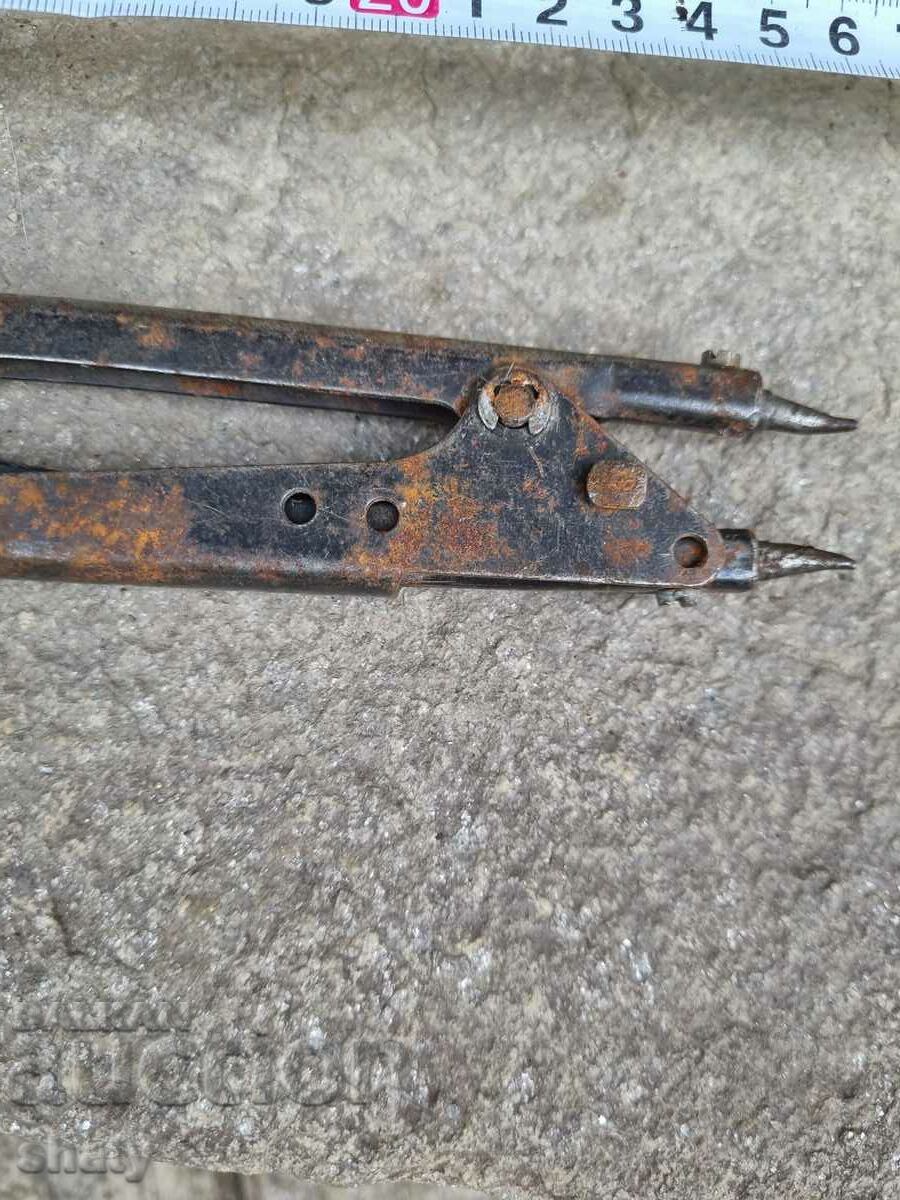 Auction An old tool. Auction An old tool.