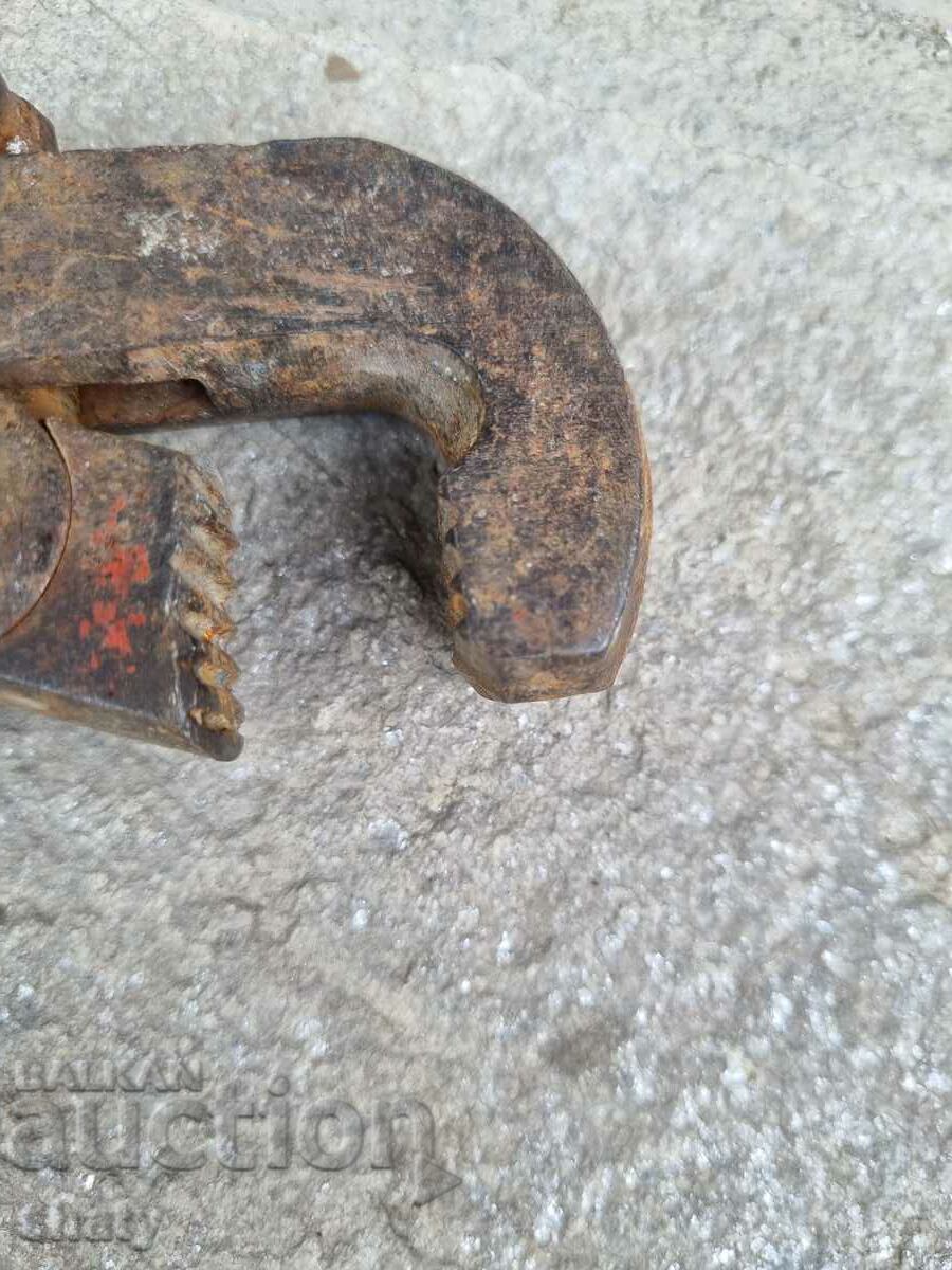 Old plumbing movable wrench with price 45.00 BGN | € 23.01 Old plumbing movable wrench with price 45.00 BGN | € 23.01