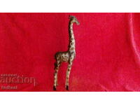 O veche figură de metal a unei girafe