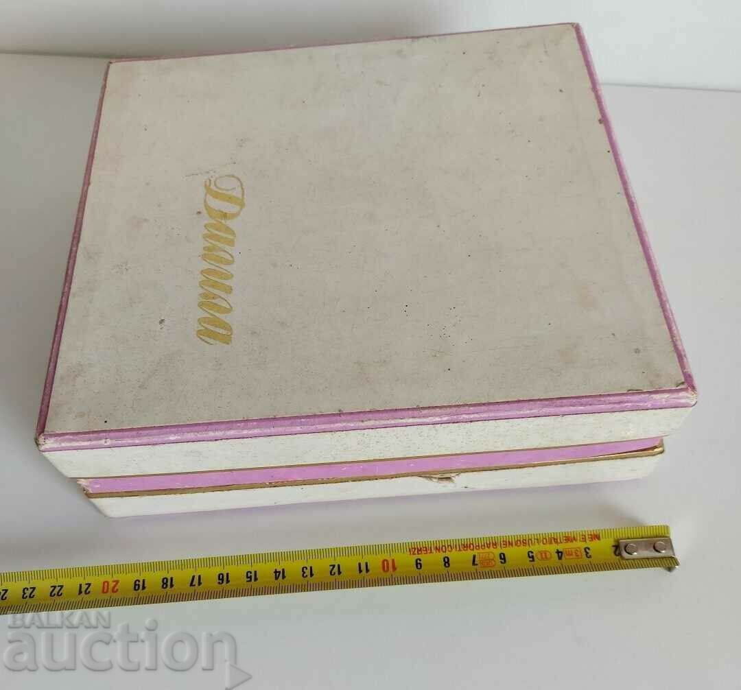 Auction SOC BOX OF GIFT KIT COSMETICS PERFUME SOCA Auction SOC BOX OF GIFT KIT COSMETICS PERFUME SOCA