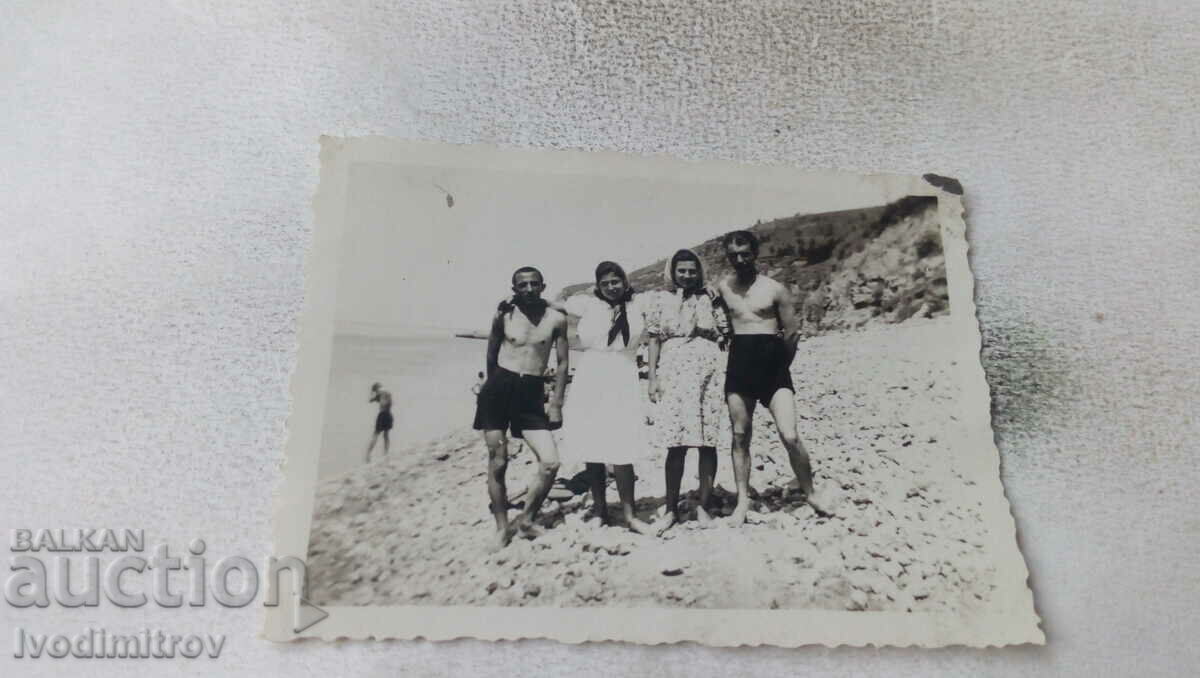 Φωτογραφία Δύο άνδρες και δύο γυναίκες στην παραλία