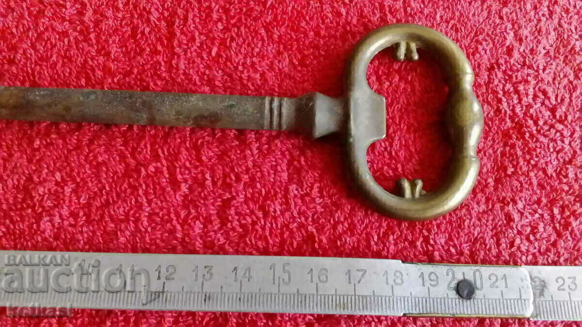 Licitație Cheie veche mare din alamă, metal, bronz Licitație Cheie veche mare din alamă, metal, bronz