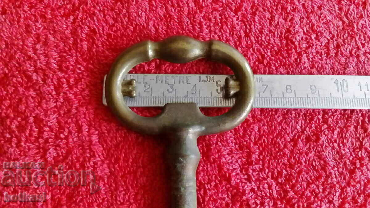 Delivery of Old large metal bronze brass key Delivery of Old large metal bronze brass key