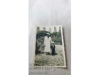 Снимка Карнобатъ Жена и момченце в парка 1939