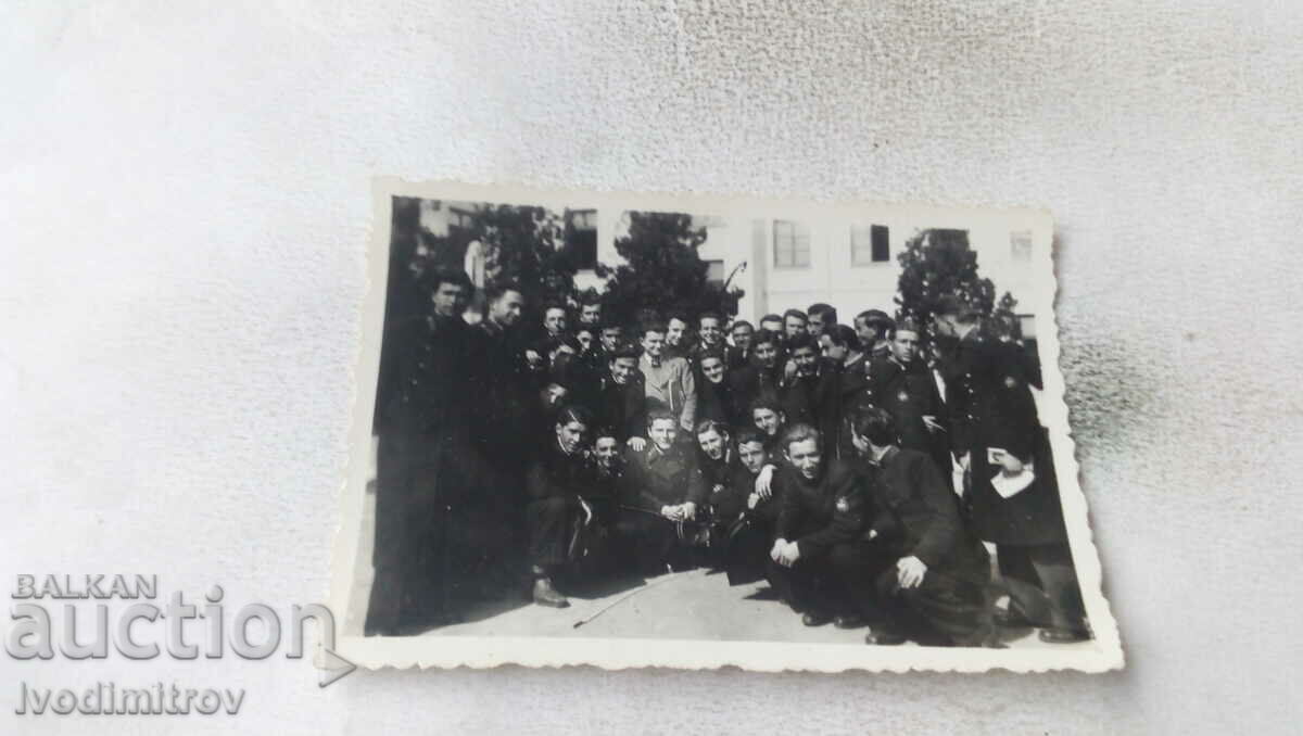 Снимка Съученици в двора на училището
