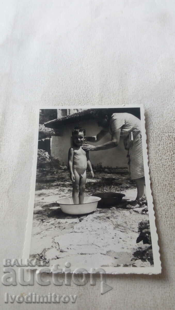 Снимка Каварна Момченце го къпят в лиген 1969
