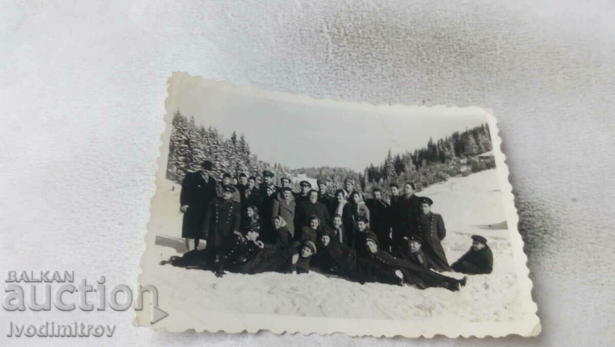 Photo Officers and civilians in the mountains in winter