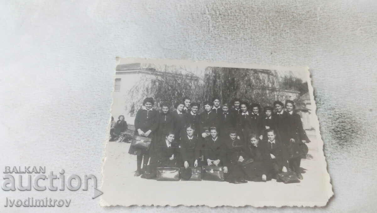 Снимка Ученички в двора на училището