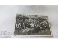 Снимка Мъже и жени на пикник на поляната