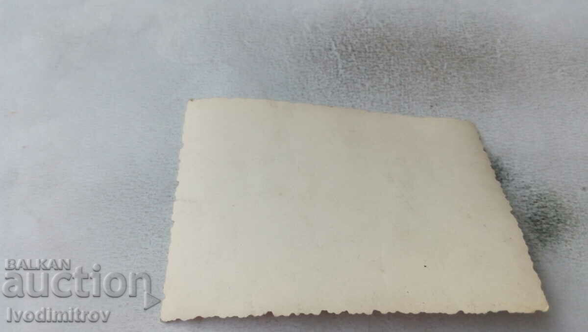 Φωτογραφία Άνδρες και νέοι στην πλατεία με τιμή 1.45 BGN | € 0.74 Φωτογραφία Άνδρες και νέοι στην πλατεία με τιμή 1.45 BGN | € 0.74