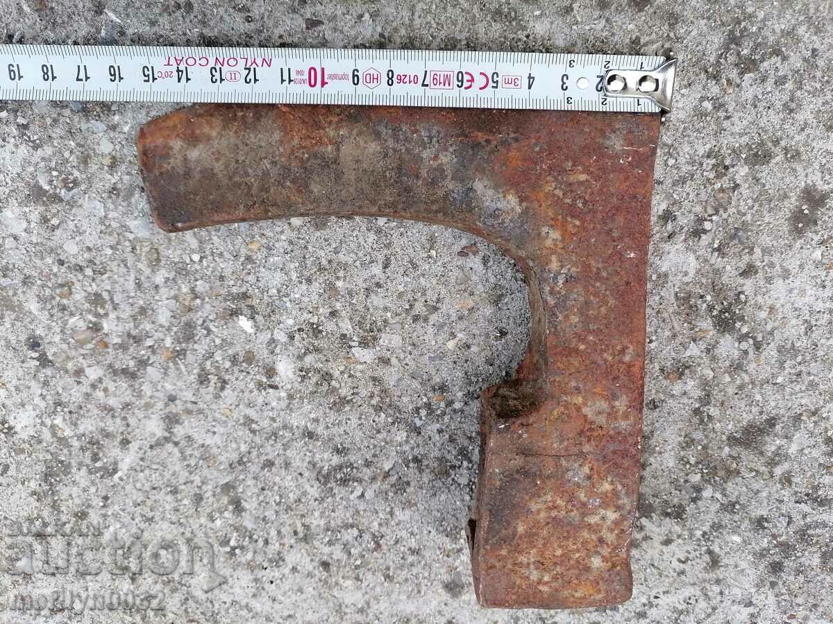 Delivery of An old ax shaft tool wrought iron Delivery of An old ax shaft tool wrought iron