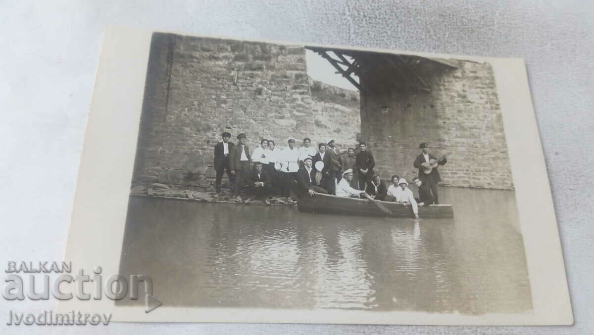 Φωτογραφία Gorna Oryahovitsa Νεαροί άνδρες και γυναίκες στον ποταμό κάτω από τη γέφυρα