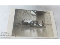 Φωτογραφία Gorna Oryahovitsa Νεαροί άνδρες και γυναίκες στον ποταμό κάτω από τη γέφυρα
