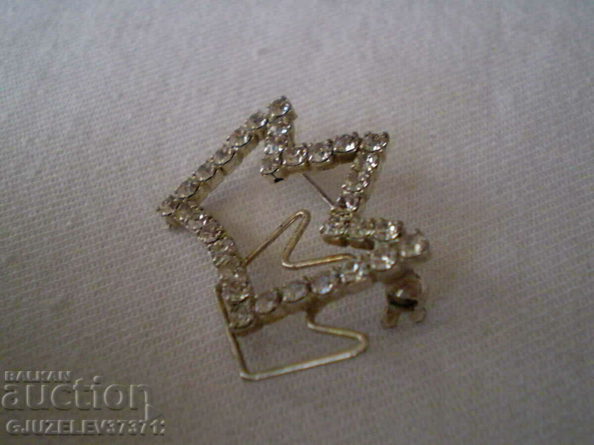 Доставка на Дамска брошка тип корона Доставка на Дамска брошка тип корона