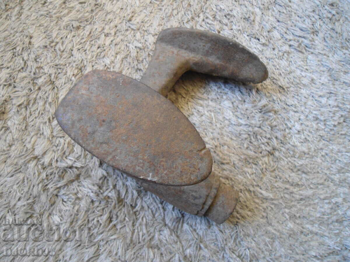 Old shoemaker's anvil, 4,160 kg with price 14.00 BGN | € 7.16 Old shoemaker's anvil, 4,160 kg with price 14.00 BGN | € 7.16