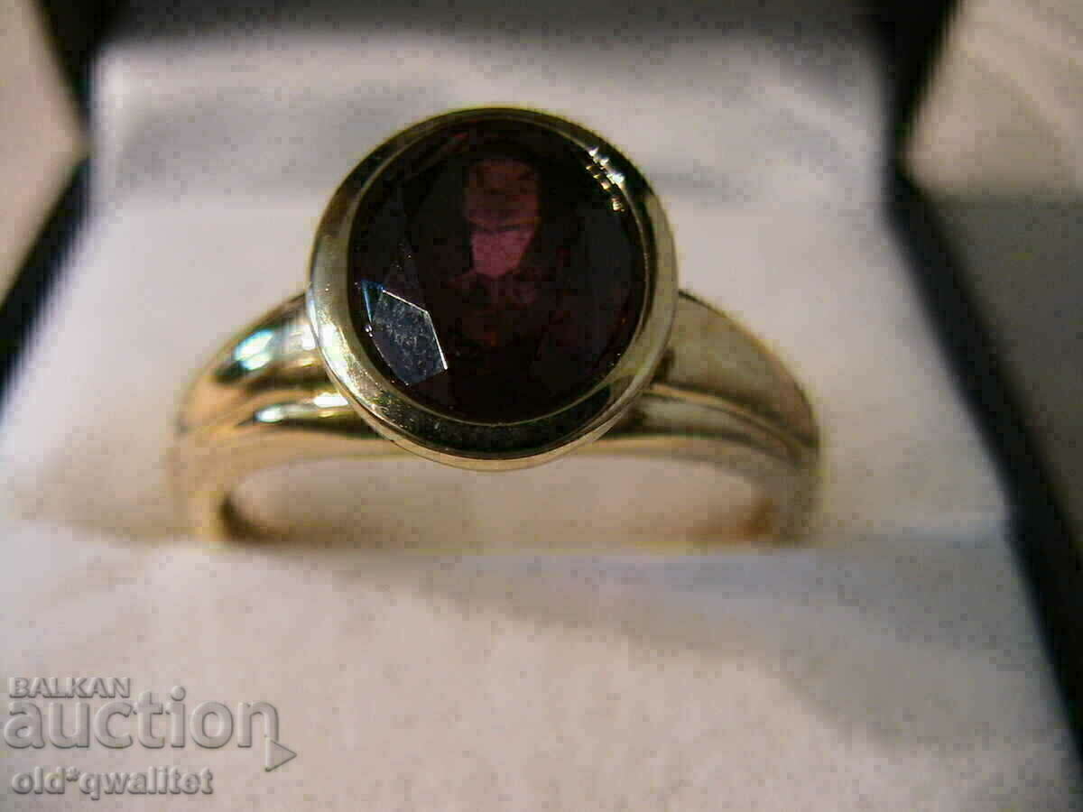 Gold ring with Almandine stone - Garnet, hallmark: 375 - 6 Gold ring with Almandine stone - Garnet, hallmark: 375 - 6