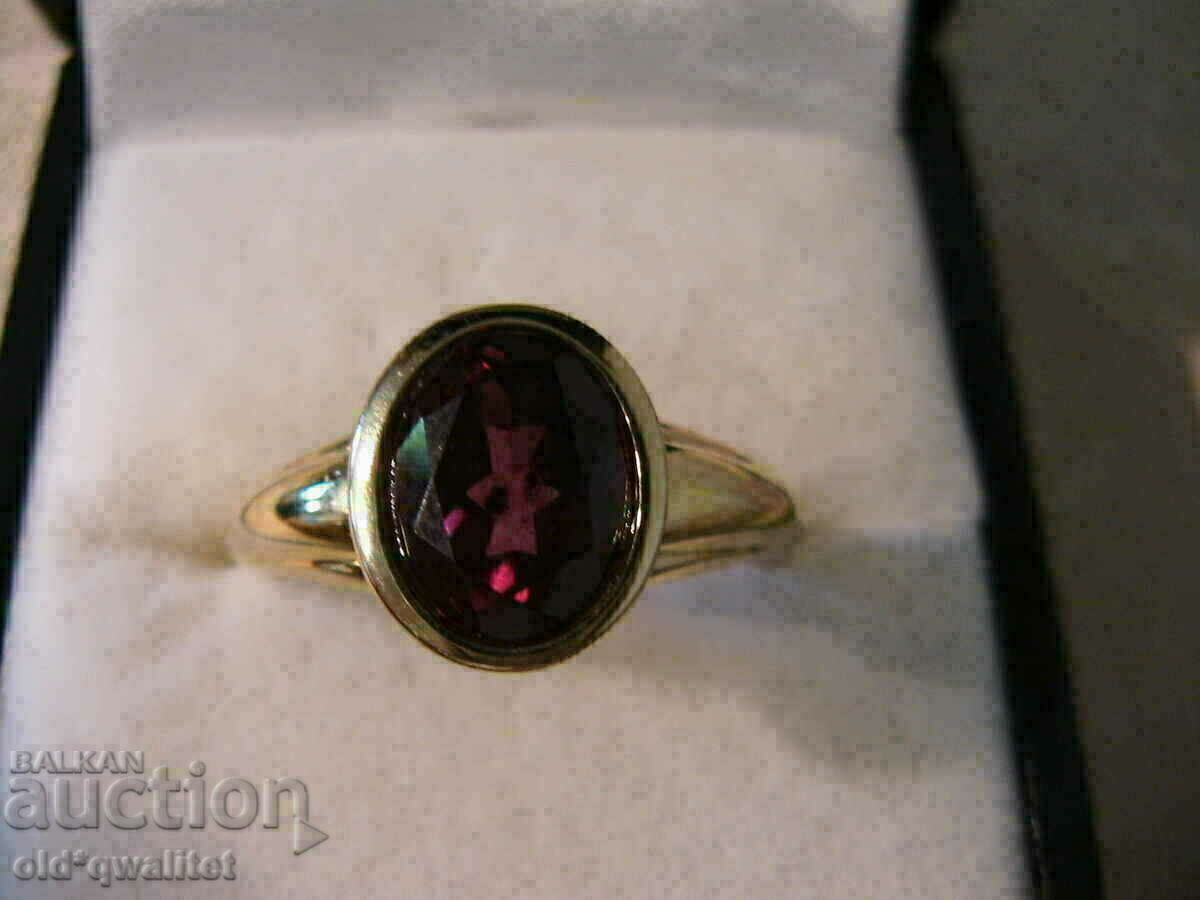 Gold ring with Almandine stone - Garnet, hallmark: 375 - 7 Gold ring with Almandine stone - Garnet, hallmark: 375 - 7