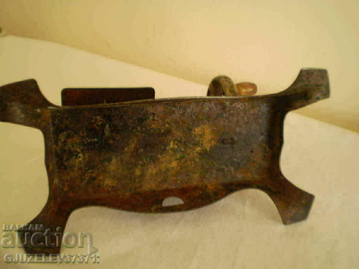 Delivery of 1900 Old Metal Toy Sewing Machine Delivery of 1900 Old Metal Toy Sewing Machine