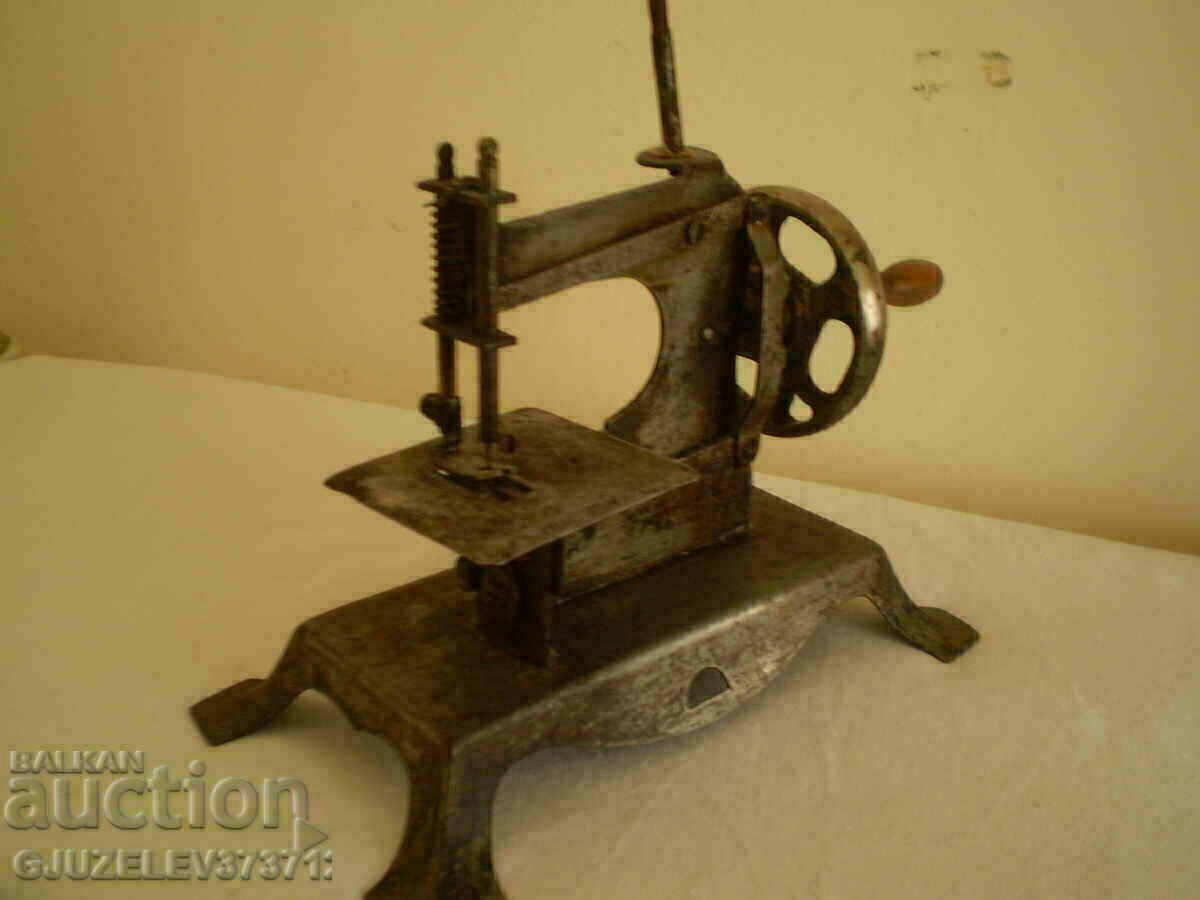 1900 Old Metal Toy Sewing Machine - 5 1900 Old Metal Toy Sewing Machine - 5