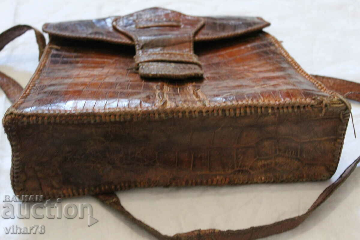 Delivery of Old ladies leather bag Delivery of Old ladies leather bag