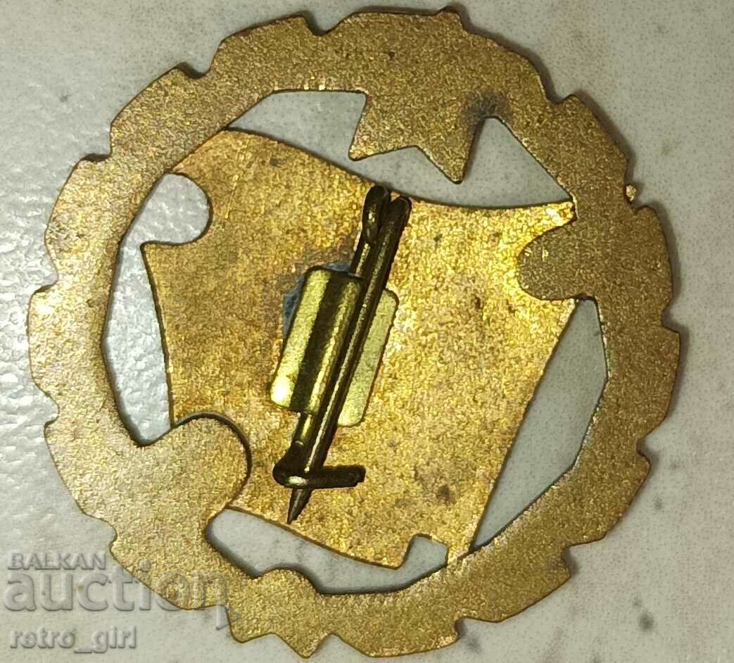 Продавам стар награден знак,значка! с цена 5.00 лв. | € 2.56 Продавам стар награден знак,значка! с цена 5.00 лв. | € 2.56