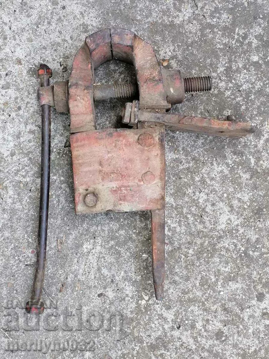 Auction An old vise clamps a blacksmith's tool Auction An old vise clamps a blacksmith's tool