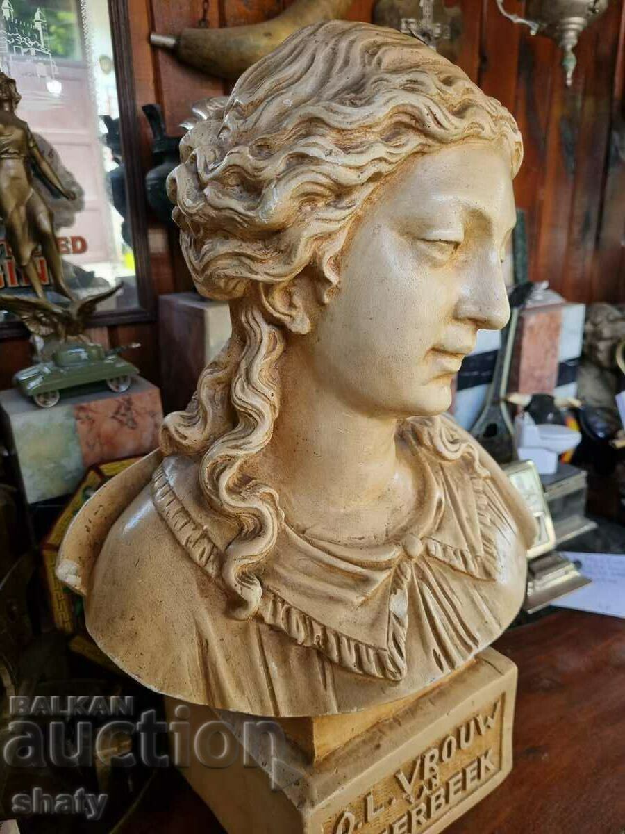 Auction  An old statue. Ancient figure