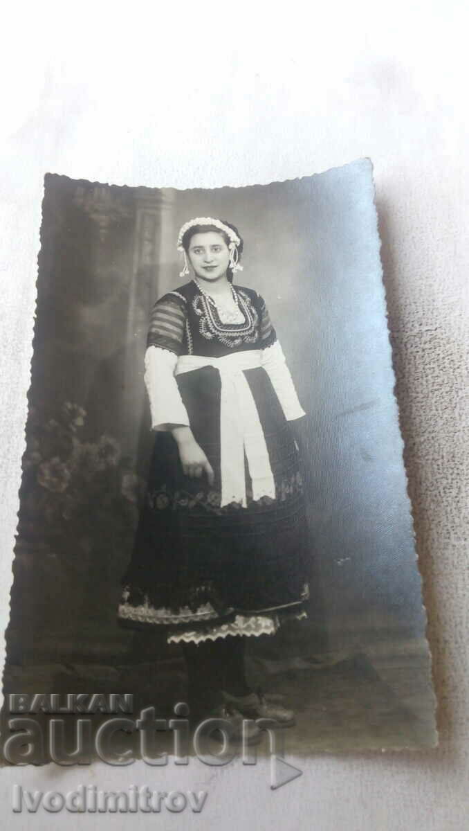 Foto Fată tânără în costum tradițional