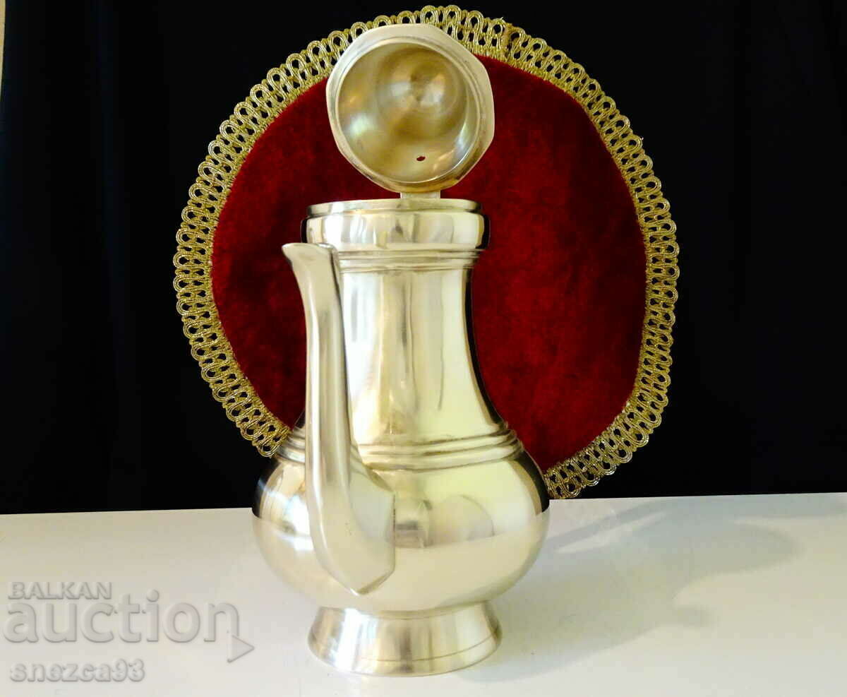 English bronze jug 1 kg, marked with price 76.00 BGN | € 38.86 English bronze jug 1 kg, marked with price 76.00 BGN | € 38.86