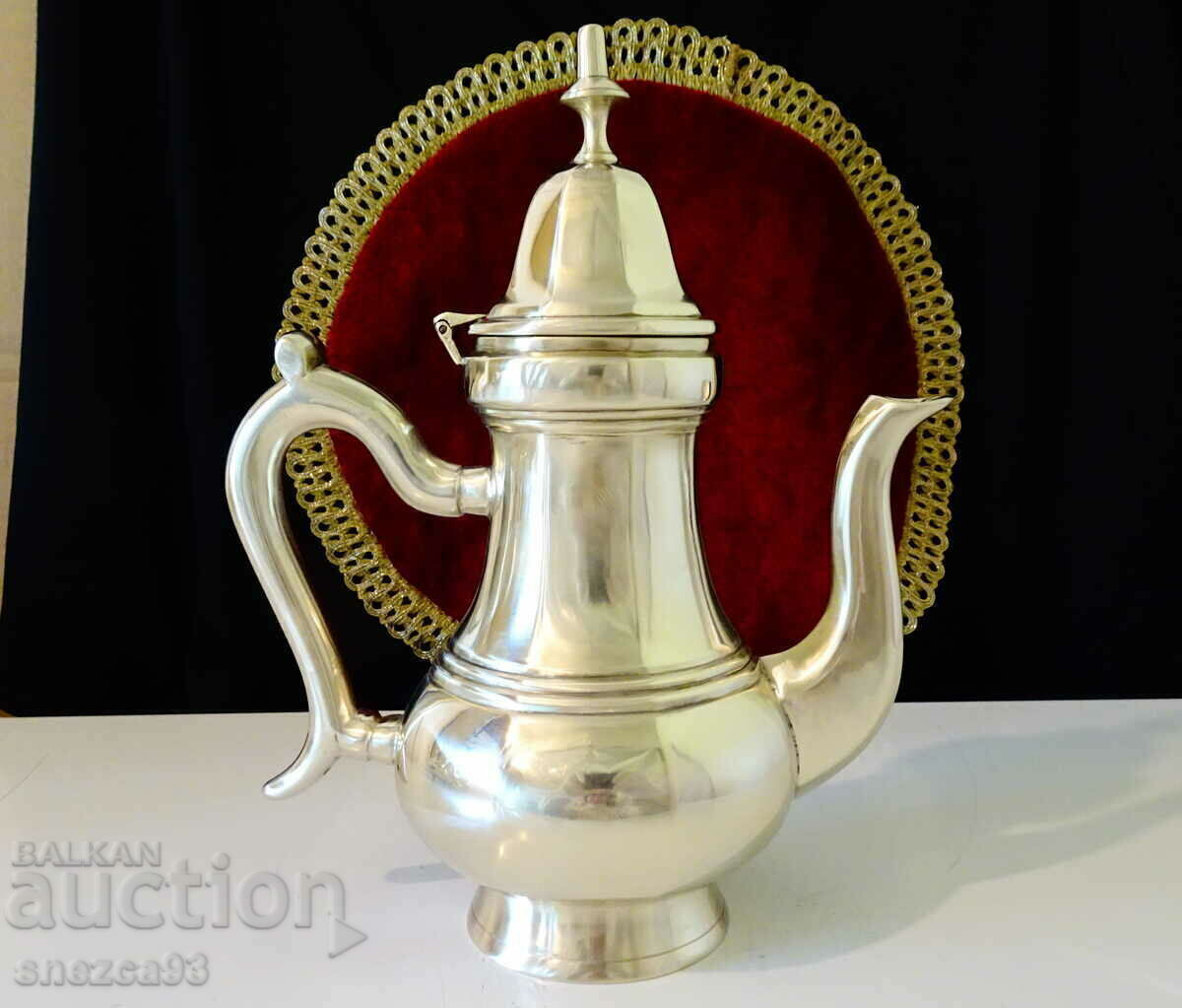 Auction English bronze jug 1 kg, marked Auction English bronze jug 1 kg, marked