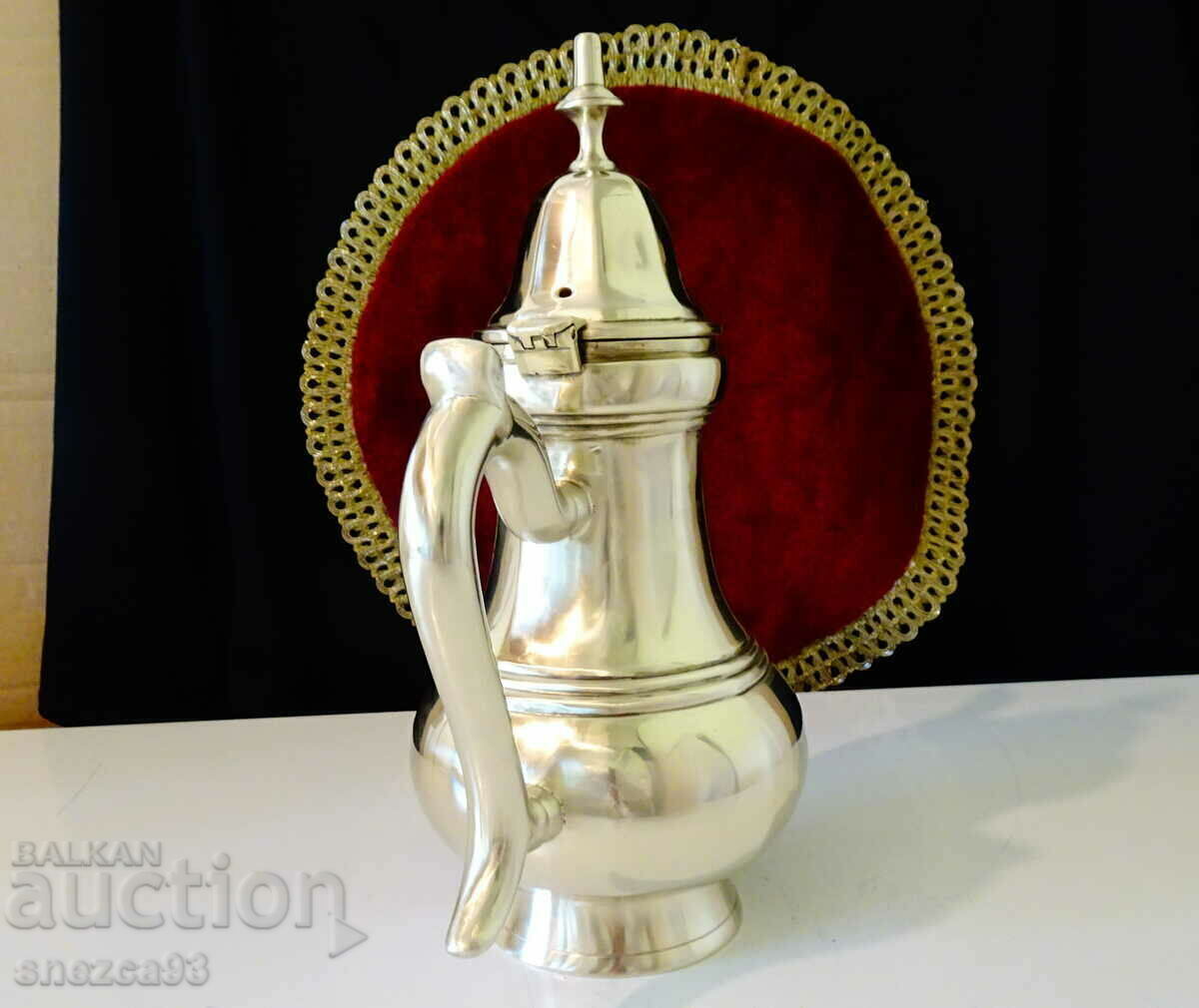 Delivery of English bronze jug 1 kg, marked Delivery of English bronze jug 1 kg, marked