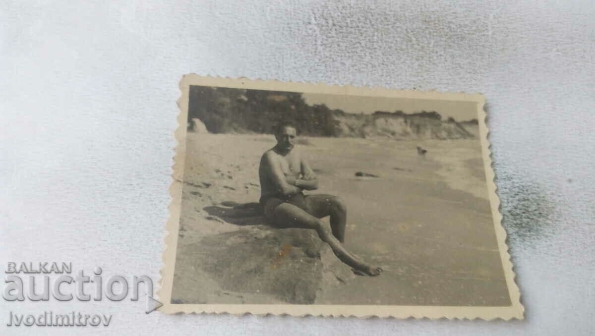 Fotografie Bărbat în costum de baie lângă mare
