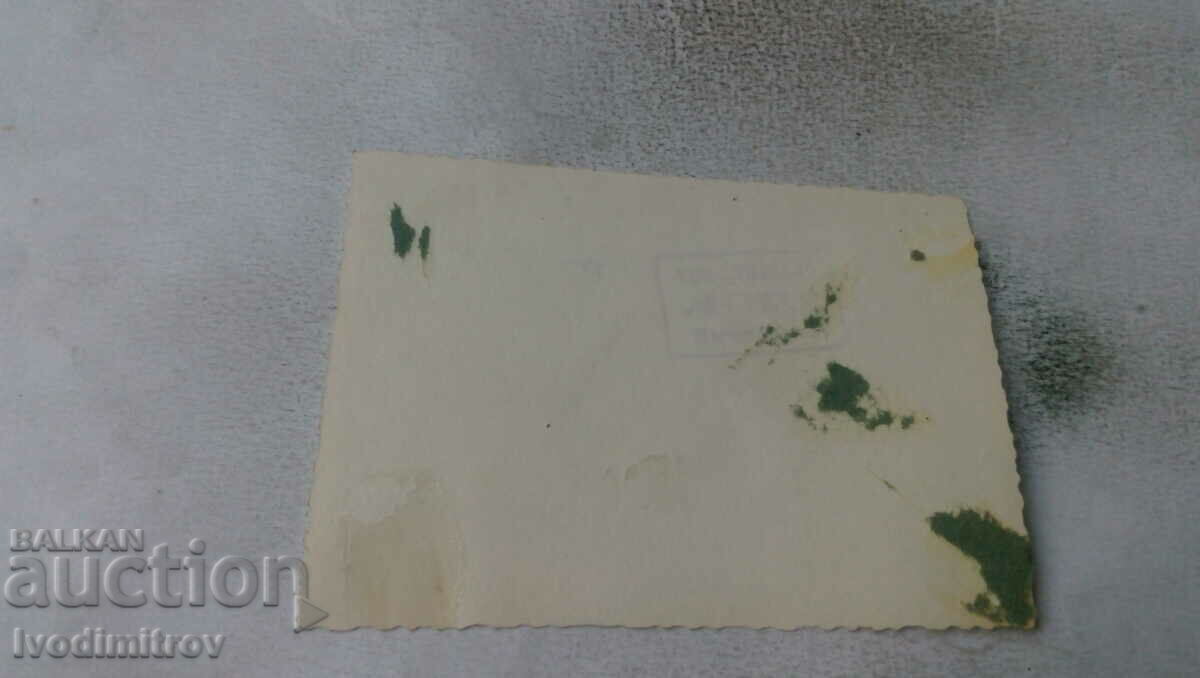 Снимка Мъже голи до кръста с лопати с цена 1.65 лв. | € 0.84 Снимка Мъже голи до кръста с лопати с цена 1.65 лв. | € 0.84