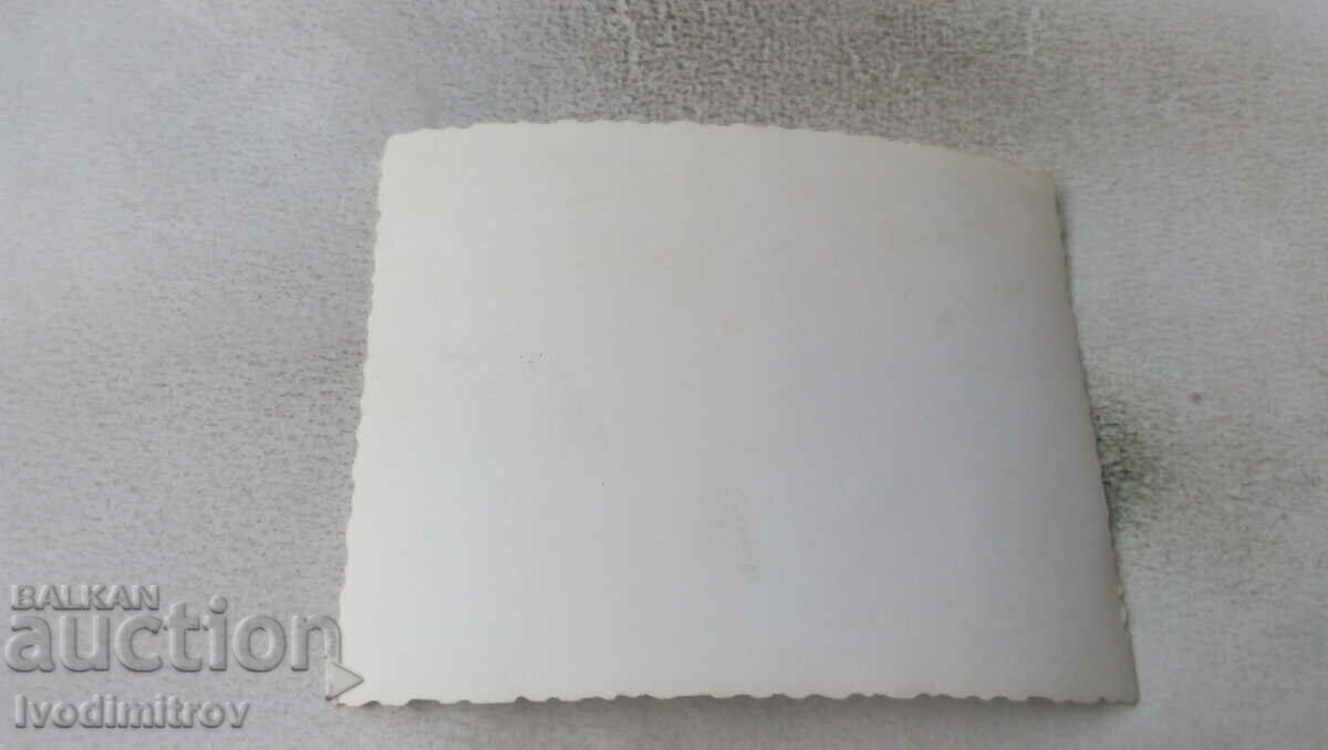 Снимка Мъже и жена с лодка по реката с цена 1.45 лв. | € 0.74 Снимка Мъже и жена с лодка по реката с цена 1.45 лв. | € 0.74